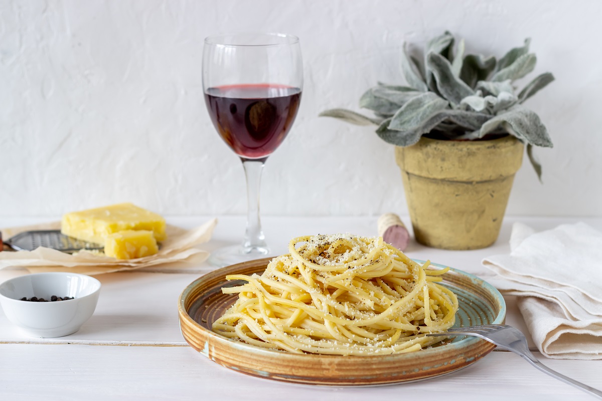 Roman,Pasta,Spaghetti,With,Black,Pepper,And,Cheese.,Cacio,E
