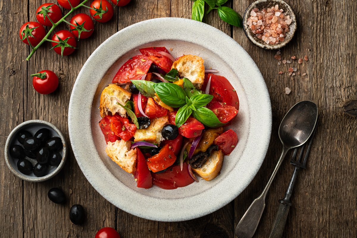 Tuscan,Panzanella,Salad,With,Tomatoes,And,Bread,,Italian,Cuisine,Dish,