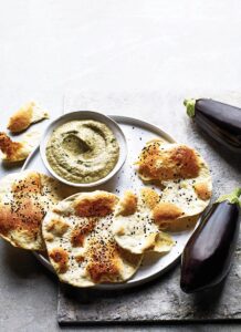 Φτιάχνουμε μελιτζανοσαλάτα με ταχίνι