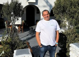 Ο σεφ Γιάννης Γαβαλάς από την Ηρακλειά μάς εξηγεί τι είναι ο μηλέικος πελτές και γιατί δεν λείπει από κανένα λαδερό στις Κυκλάδες