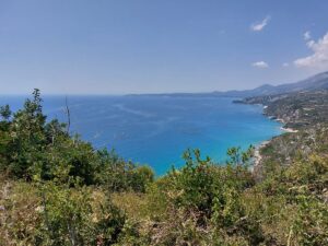 Ταξίδι στα οινοποιεία του ΣΟΚ Κεφαλονιάς: ποικιλίες, γευσιγνωσίες και πικνίκ με θέα
