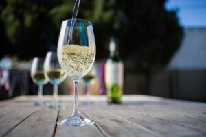 Ένα «καθαρόαιμο» Ασύρτικο που ωρίμασε για 9 μήνες μέσα σε τσιμεντένιες δεξαμενές