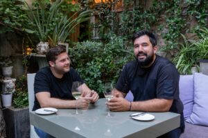 Δ. Σαμουράκης vs Γκ. Ξενάκης: Το λαδερό θέλει καλό ελαιόλαδο, τσιγάρισμα, ξεκούραση και ψυγείο, να τραβήξει τη σάλτσα και να μελώσει