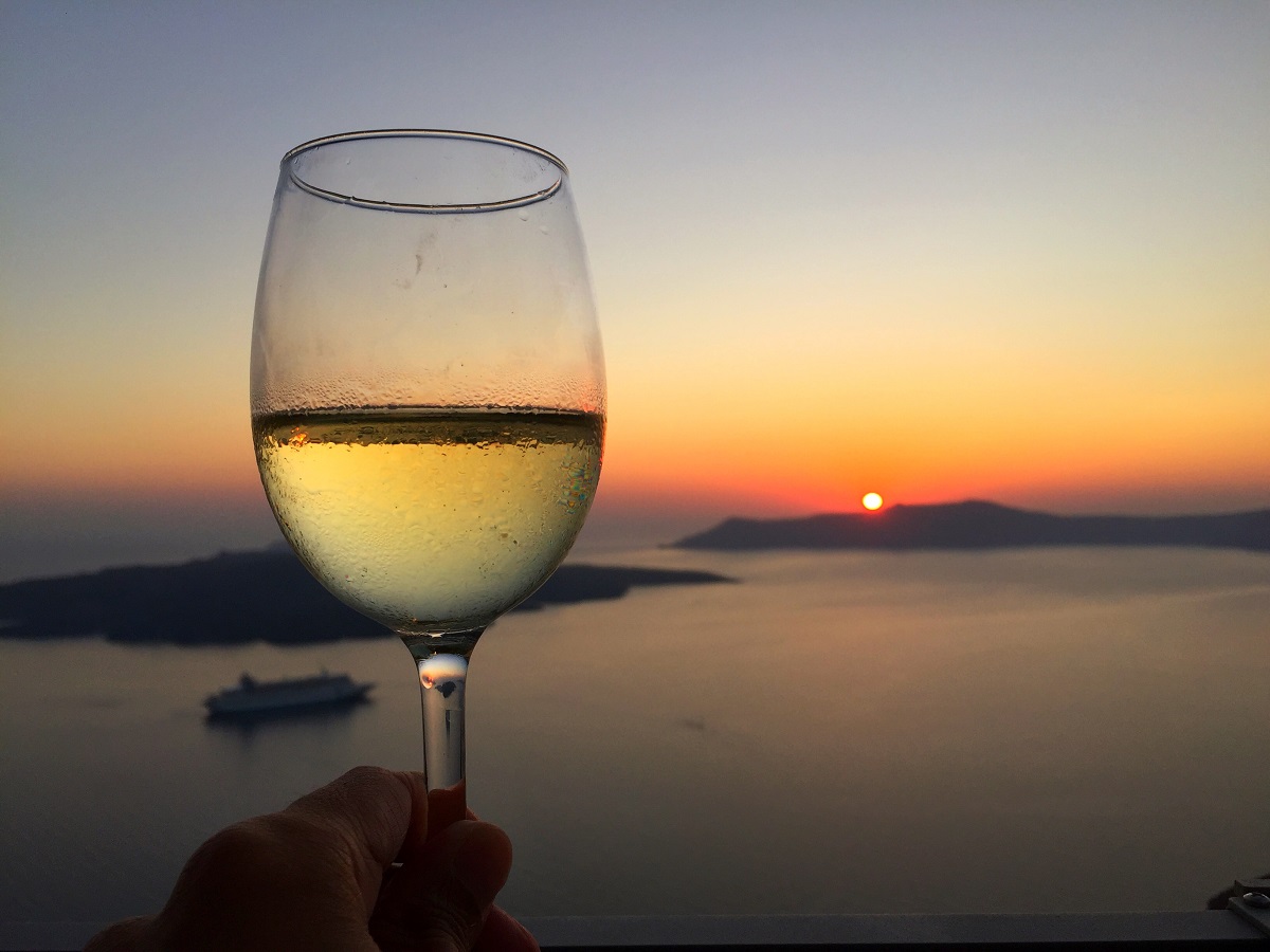 Sunset,Toast,Over,Orange,Horizon,Overlooking,Aegean,Sea,At,Oia