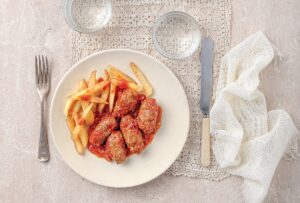 Σουτζουκάκια σμυρναίικα με πατάτες τηγανητές