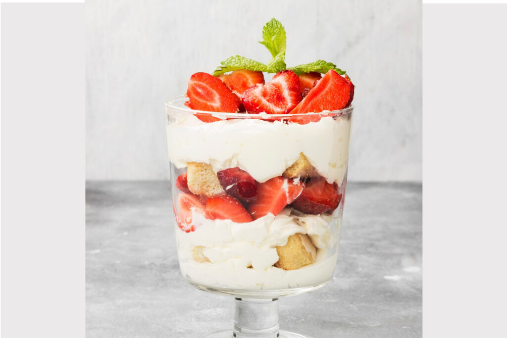 Σπιτικό trifle με φρέσκες φράουλες