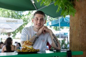 Ο 25χρονος που άνοιξε vegan «κρεοπωλείο»