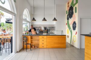 Pickaboo Eatery: μοντέρνο street food με κρητικό χαρακτήρα στην παραλία του Ρεθύμνου