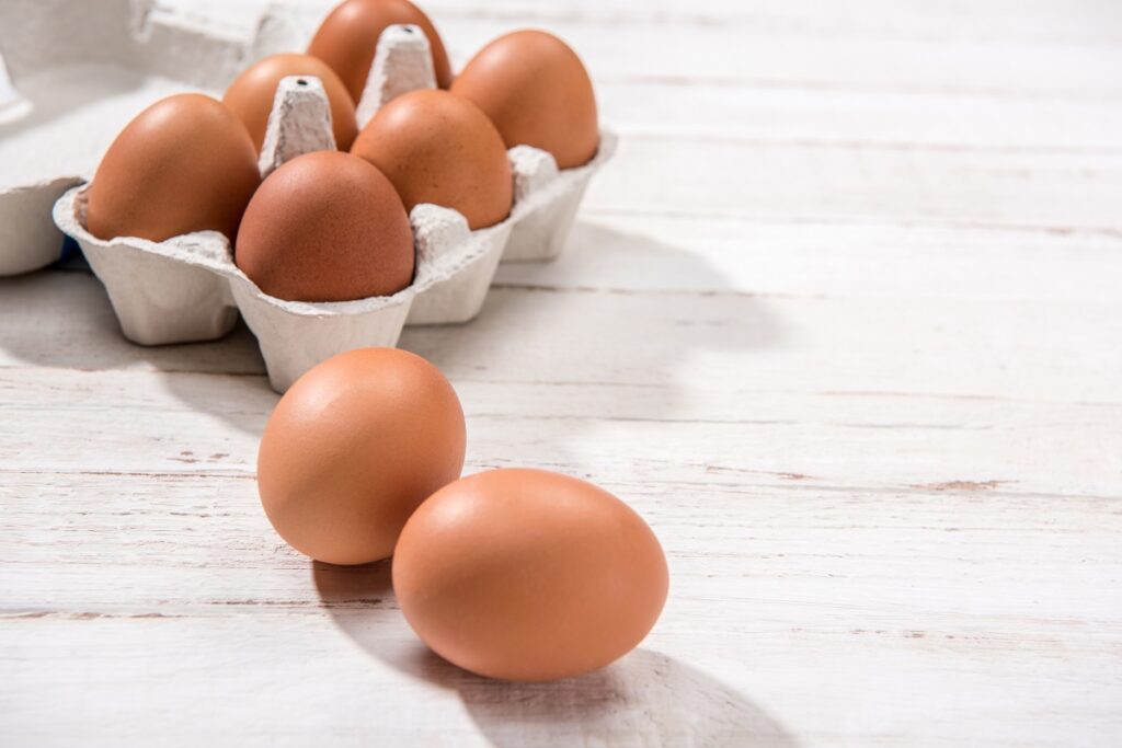 Αυγά: να τα αφαιρούμε από τις χάρτινες θήκες τους όταν τα αποθηκεύουμε;
