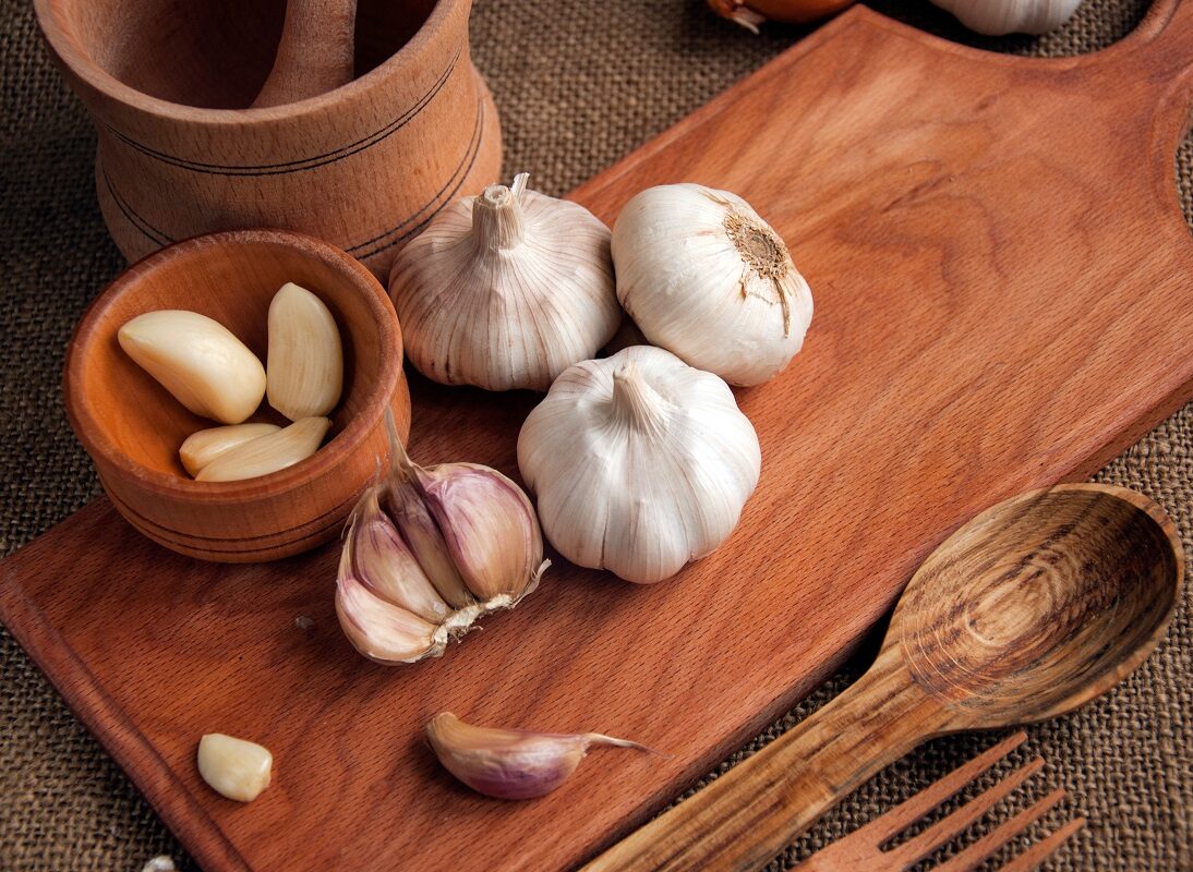 Garlic.,Sliced,Garlic,,Garlic,Clove,,Garlic,Bulb,In,Wooden,Bowl