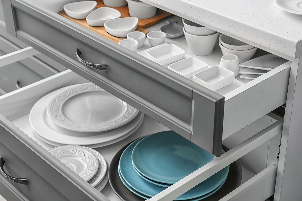 Set,Of,Tableware,In,Kitchen,Drawers