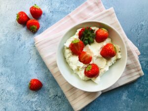 Τι είναι η Crème fraîche (κρεμ φρες) και πώς τη φτάχνουμε (+συνταγές)