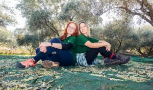 Η Φρόσω και η Φιλιώ επέστρεψαν στον Άσσο Κορινθίας και παράγουν limited edition μονοποικιλιακό ελαιόλαδο