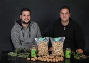 Τα αδέρφια Λιάνου φτιάχνουν βούτυρο και έλαιο καρυδιού με φόντο τον Όλυμπο