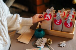 Πώς να φτιάξετε DIY Advent Calendar, μετρώντας αντίστροφα για τα Χριστούγεννα