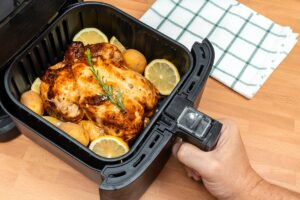 Ολόκληρο κοτόπουλο στο air fryer; Και όμως γίνεται γρήγορα και εύκολα!