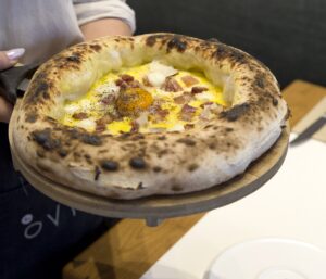 Πιάτα που αξίζει να δοκιμάσετε: H pizza carbonara στο Ovio