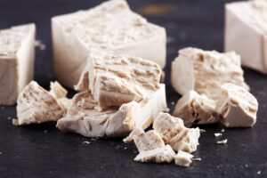 Το μυστικό για υπέροχα, γιορτινά ζυμώματα κρύβεται στη φρέσκια μαγιά