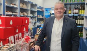 Το ελληνικό ντελικατέσεν στο Μιλάνο που μυεί τους Ιταλούς στους κουραμπιέδες και τα μελομακάρονα