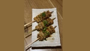 Πιάτα που αξίζει να δοκιμάσετε: Το yakitori Kawa στο Birdman