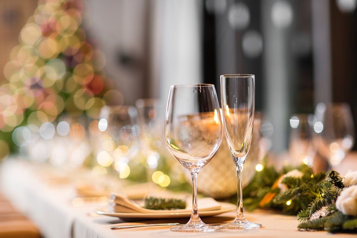 Christmas,Dinner,Feast.,A,Decorated,Dining,Table,With,Champagne,Glasses