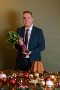 Ο Φώτης Σεργουλόπουλος μάς μιλά για τα γιορτινά τραπέζια που οργανώνει στο σπίτι του