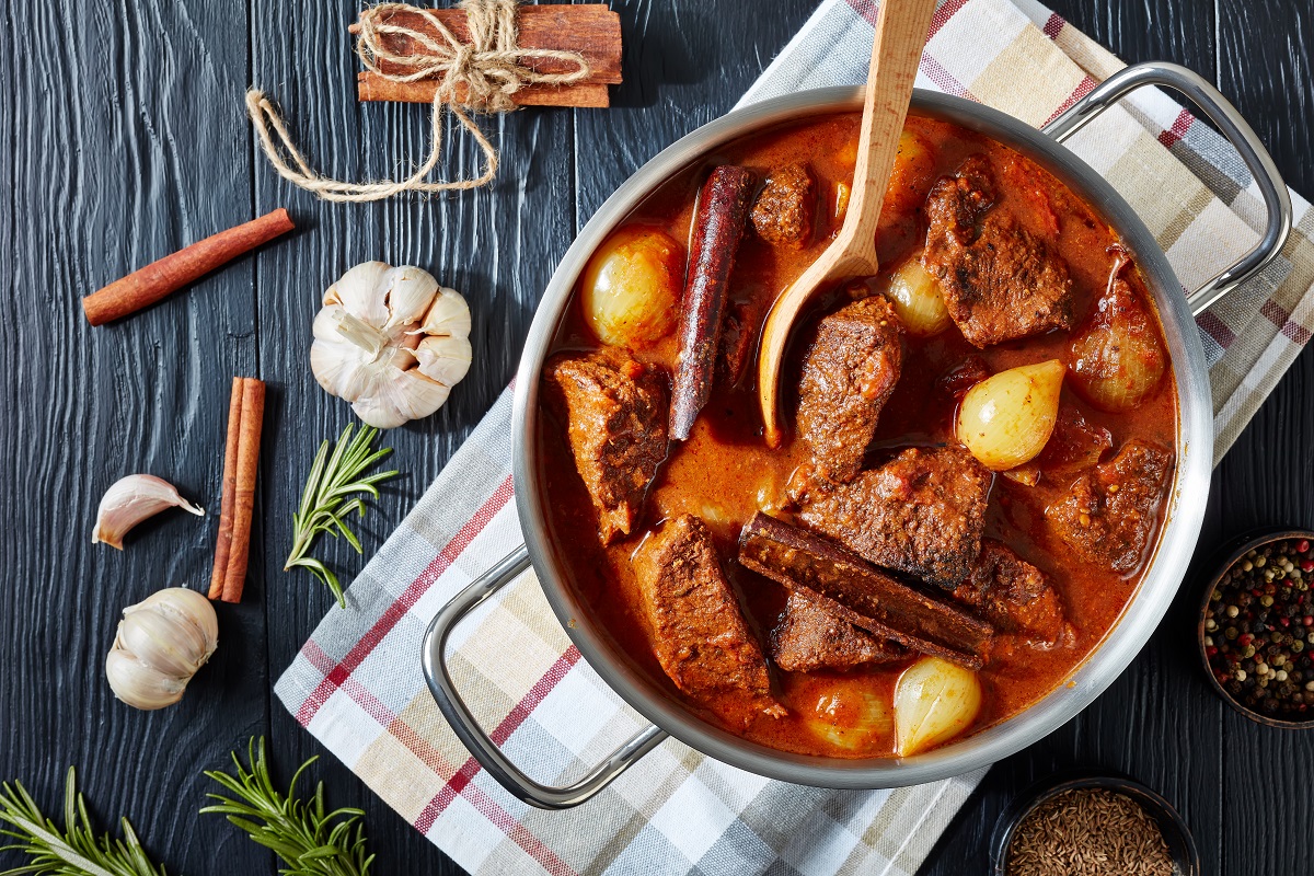 Stifado,-,Traditional,Greek,Stew,With,Beef,,Onion,Bulbs,,Cinnamon