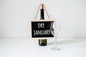 Dry January: πώς ξεκίνησε το trend αποχής από το αλκόολ τον Ιανουάριο;