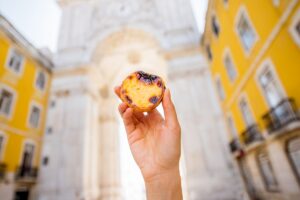Pasteis de nata: τα πορτογαλικά ταρτάκια που λάτρεψε η Έμα Στόουν στο Poor Things