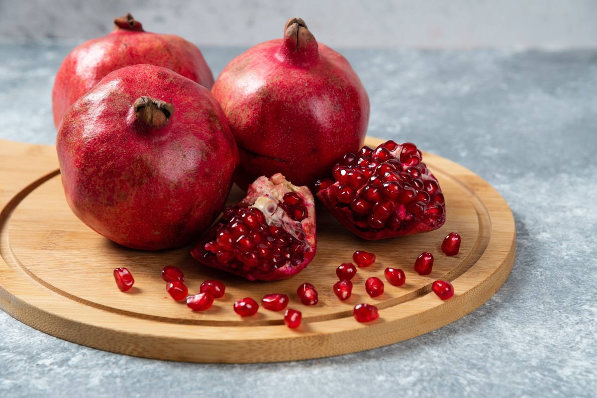 Several,Ripe,Pomegranate,Fruits,And,An,Open,Pomegranate,,Pomegranate,On