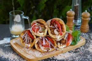 8 σουβλατζίδικα εκτός κέντρου για τέλειο τυλιχτό