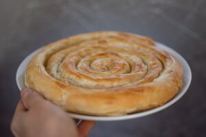 Χειροποίητο φύλλο και πίτες έτοιμες για ψήσιμο σε μια οικογενειακή επιχείρηση στην Καλλιθέα