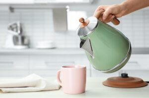 Πώς καθαρίζουμε τον βραστήρα μας σε μόλις 5 λεπτά