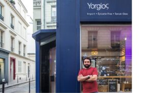 Ο Έλληνας τρίτης γενιάς που μαθαίνει στους Παριζιάνους τα ελληνικά προϊόντα