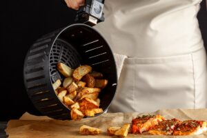 Πώς καθαρίζουμε εύκολα και αποτελεσματικά τη φριτέζα αέρος και όλα της τα εξαρτήματα