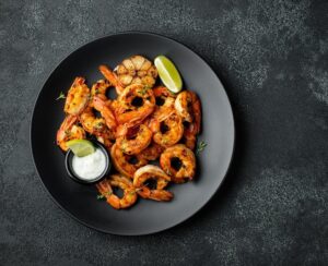 Grilled,Shrimps,Or,Prawns,Served,With,Lime,,Garlic,And,White