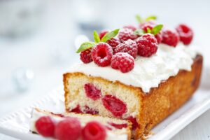 Κέικ με σμέουρα και frosting τυριού