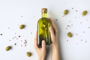 Ελαιόλαδο: Οι 4 βασικοί τύποι και οι χρήσεις τους στην κουζίνα (+συνταγές)