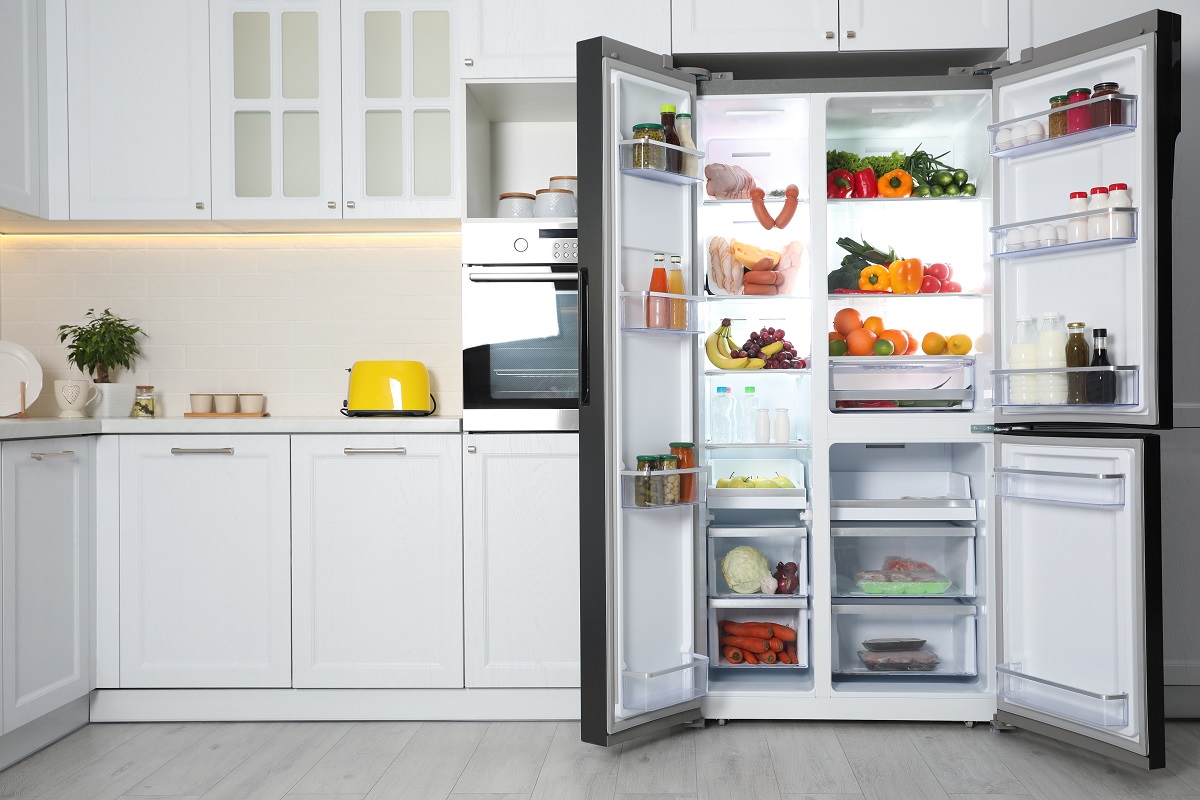 Open,Refrigerator,Filled,With,Food,In,Kitchen