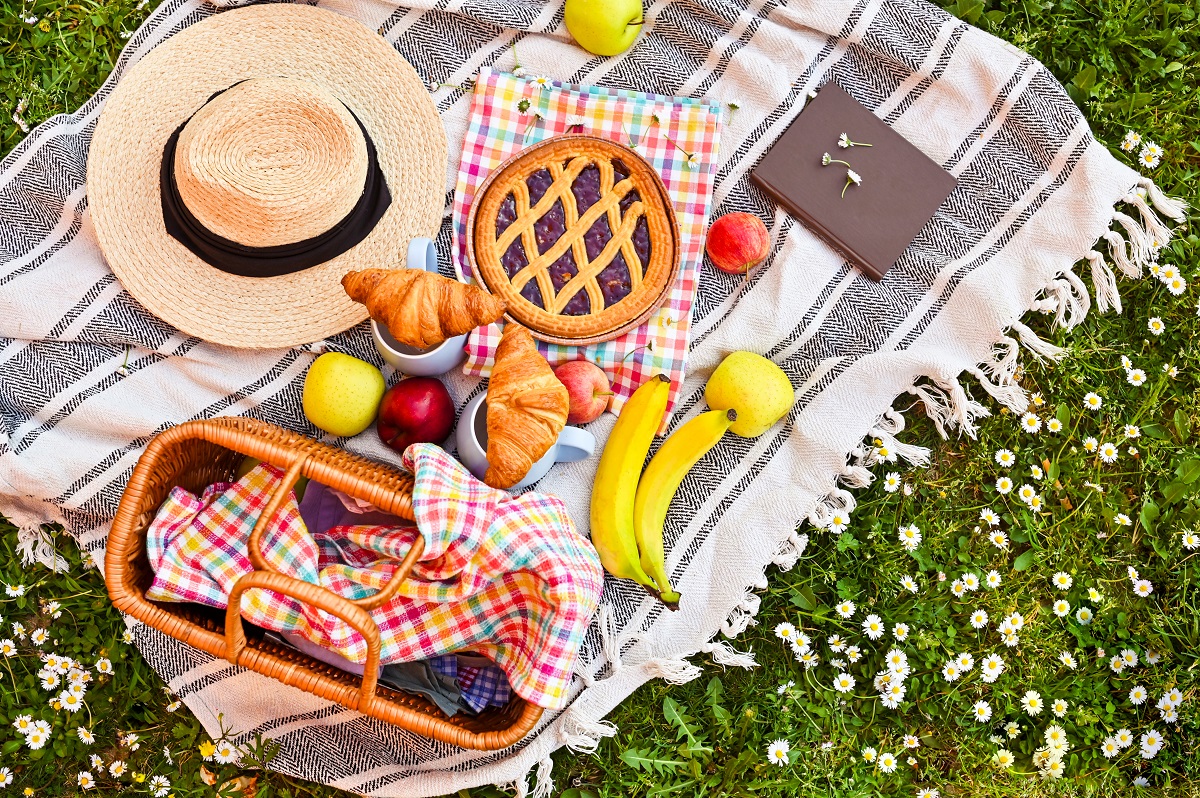 Picnic,Basket,On,The,Green,Grass,In,The,Park.,Delicious