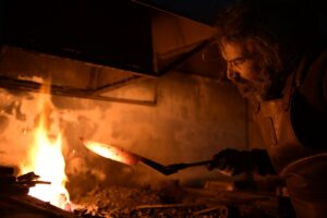 Το εργαστήριο χειροποίητων μαχαιριών στα Γιάννενα που μετρά σχεδόν έναν αιώνα ζωής