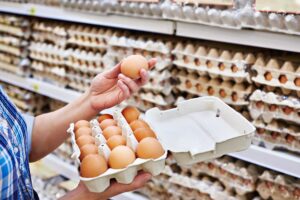 Αυγά: να τα αφαιρούμε από τις χάρτινες θήκες τους όταν τα αποθηκεύουμε;