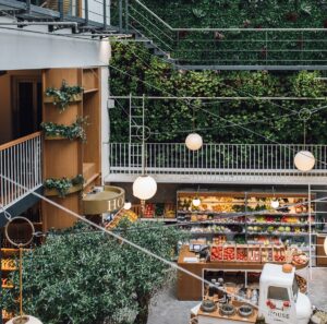 Ergon House: Ένας κάθετος κήπος με μυρωδικά στο κέντρο της Αθήνας