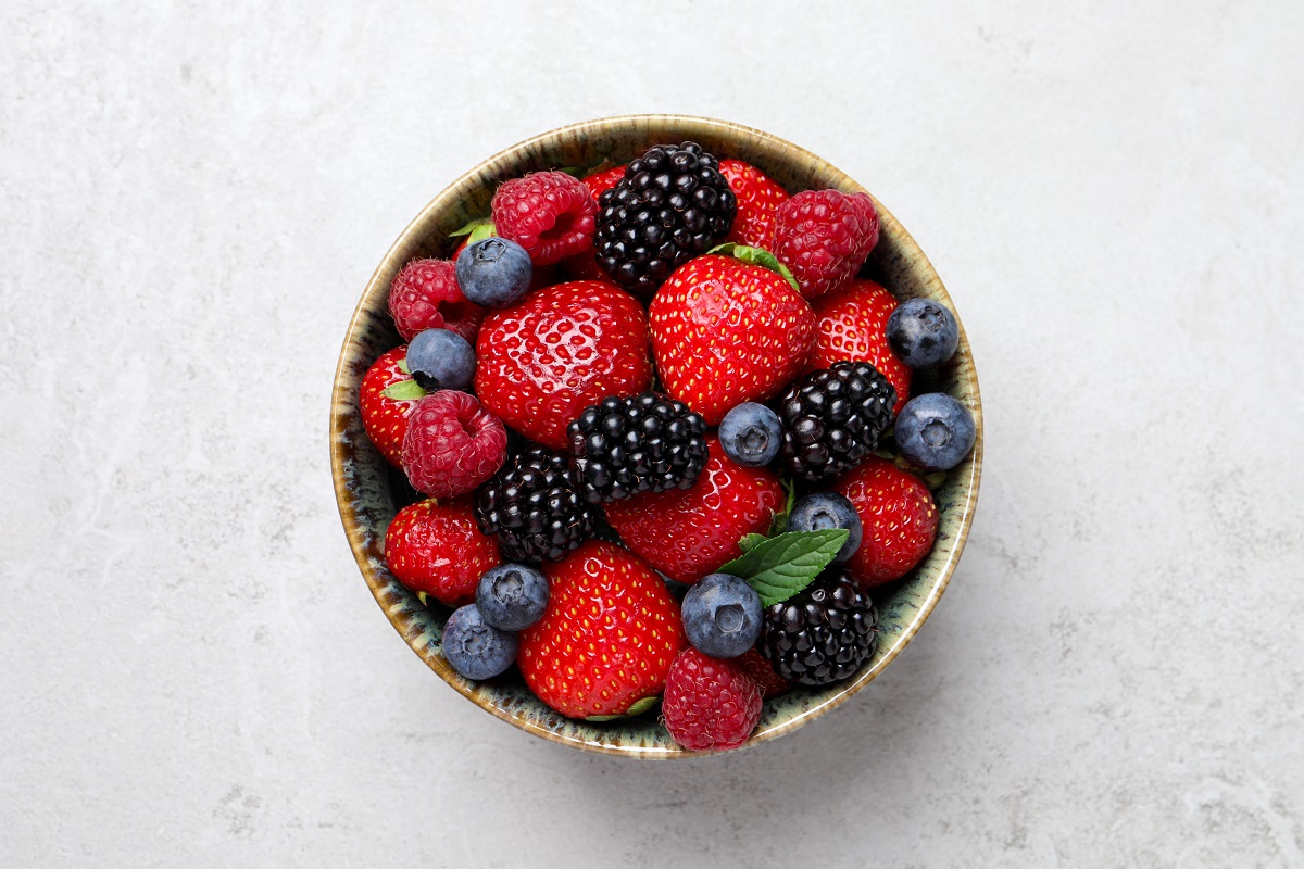 Different,Fresh,Ripe,Berries,In,Bowl,On,Light,Grey,Table,