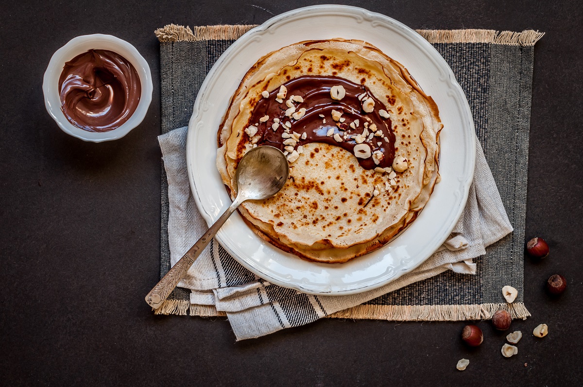 Thin,Crepes,With,Chocolate,Spread,And,Hazelnuts,,Copy,Space,For