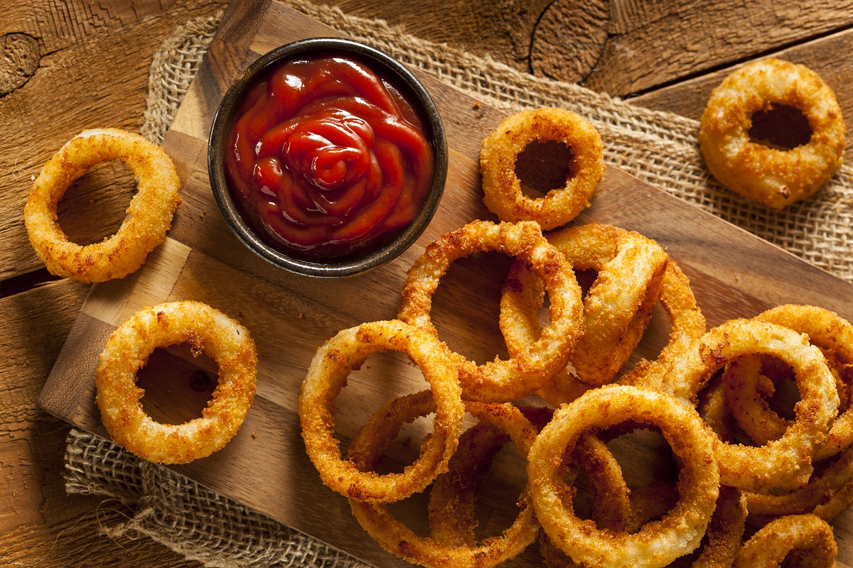 Homemade,Crunchy,Fried,Onion,Rings,With,Ketchup