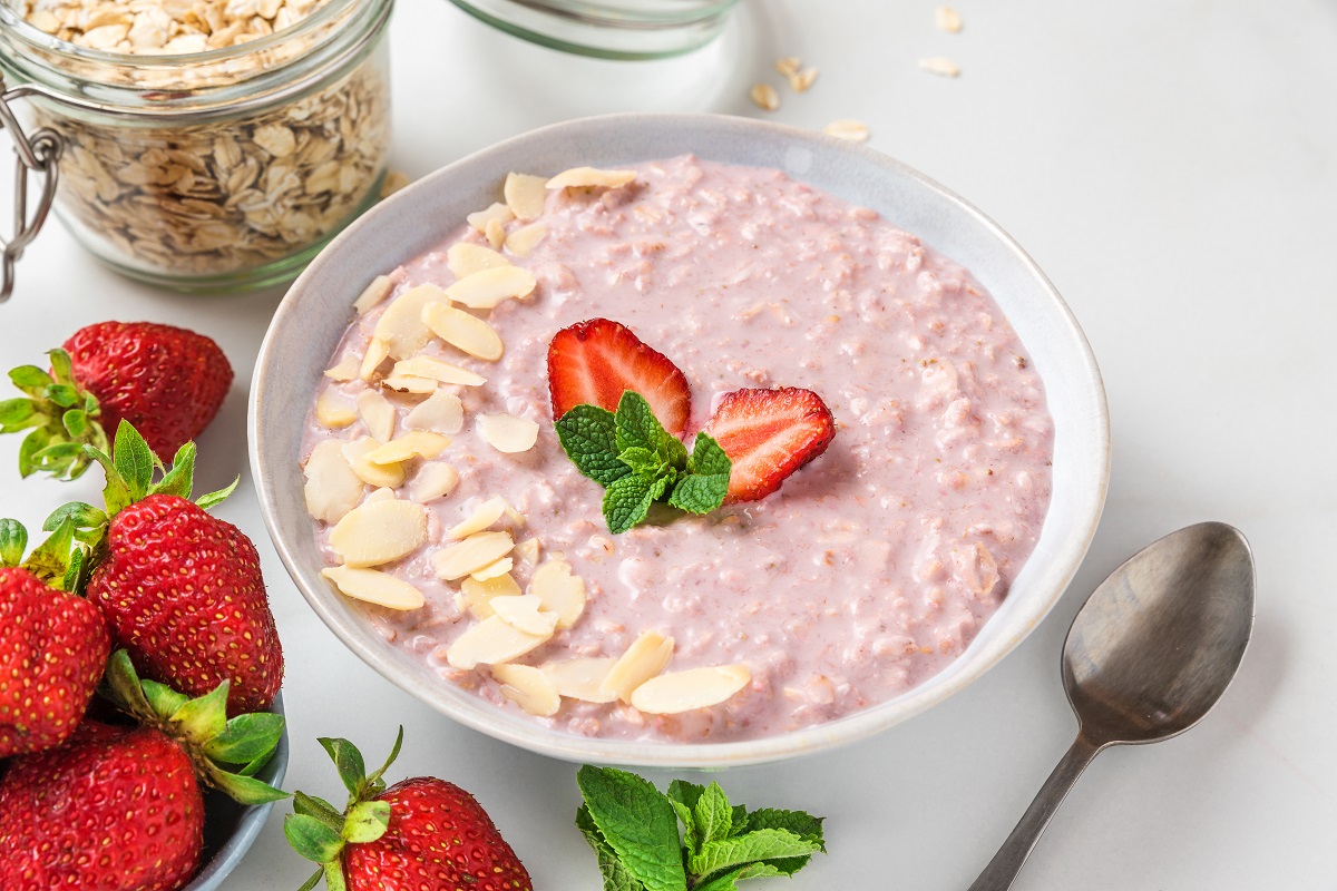 Healthy,Breakfast.,Overnight,Oats,With,Fresh,Strawberries,,Almonds,And,Mint