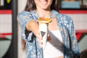 Πίτσα σε χωνάκι στο πρώτο pizza cones μαγαζί της Ελλάδας