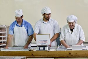 Παράδοση τυλιγμένη στην άχνη ζάχαρη σε ένα παλιό εργαστήρι λουκουμιών στο Λουτράκι