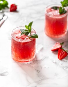 Φράουλα και φυσαλίδες σε ένα δροσιστικό mocktail σε μόλις 5′
